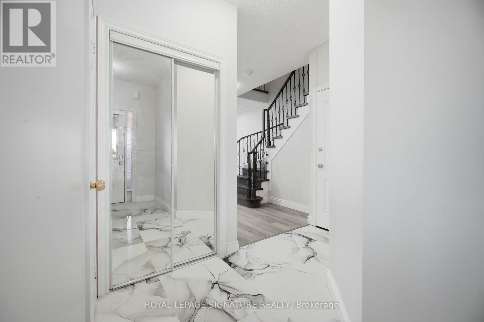 5610 Freshwater Drive, Mississauga, Ontario  L5M 7N1 - Photo 3 - W13108690