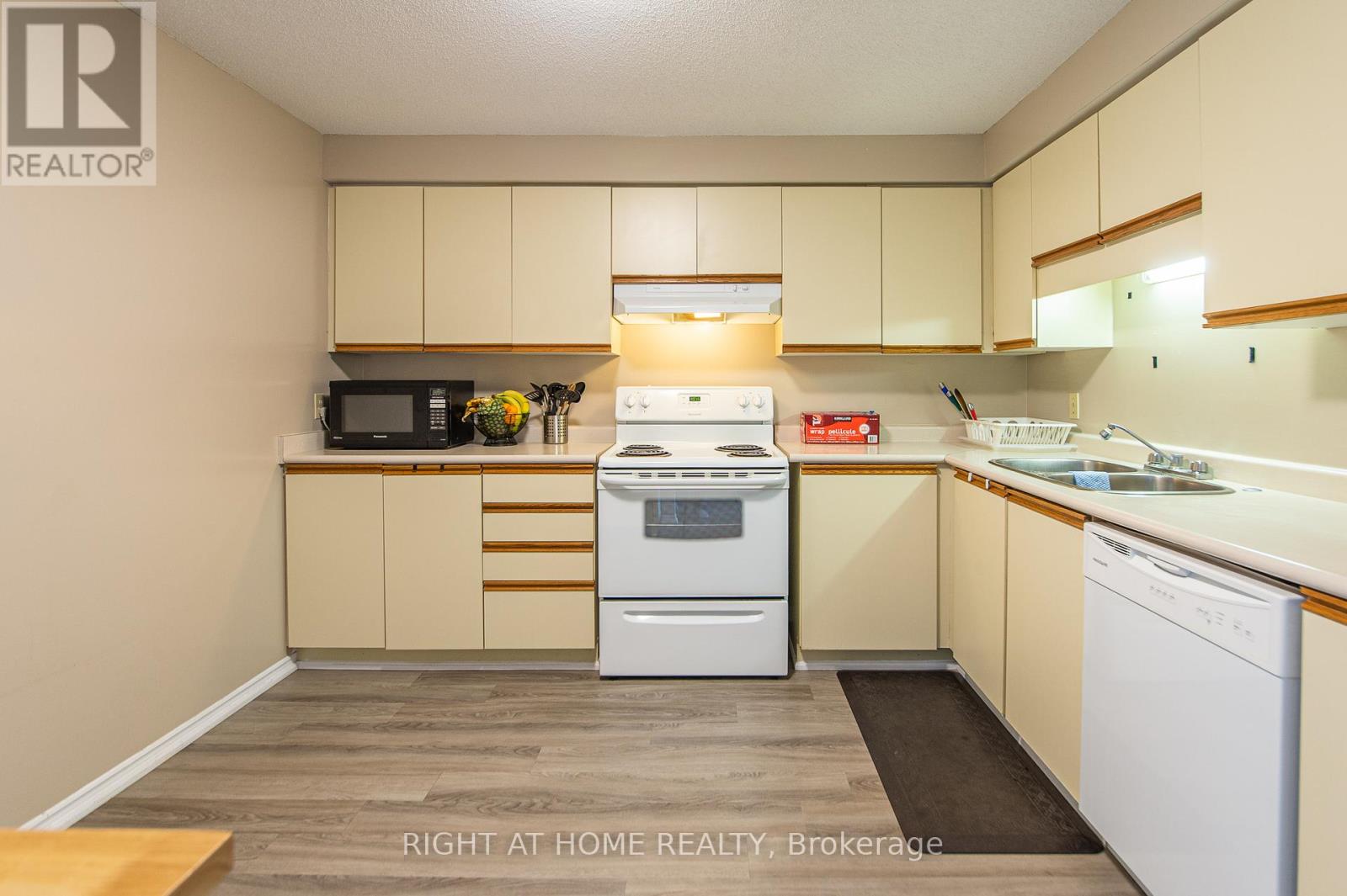 1714 - 35 Green Valley Drive, Kitchener, Ontario  N2P 2A5 - Photo 8 - X13108696
