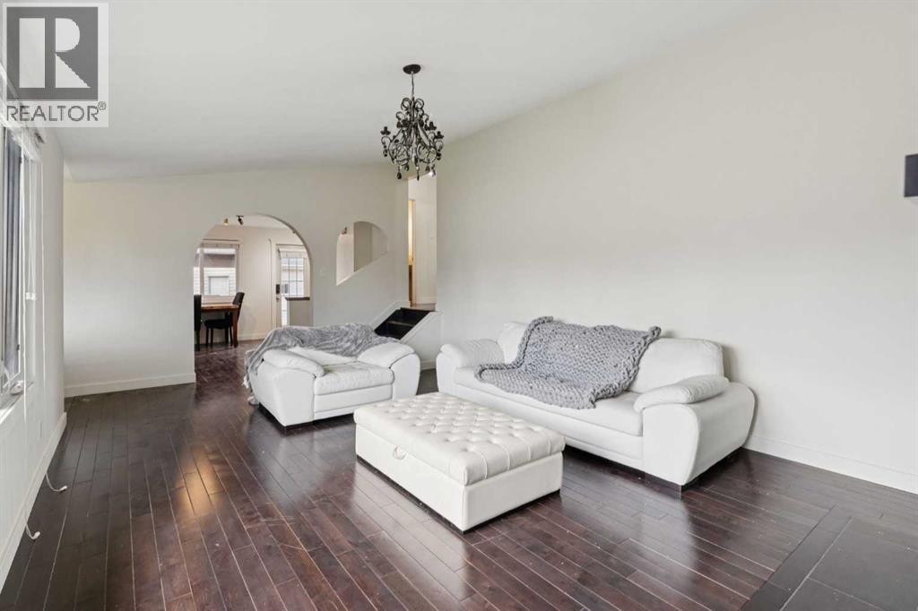 214 Springwood Place Sw, Calgary, Alberta  T2W 0L3 - Photo 3 - A2307366