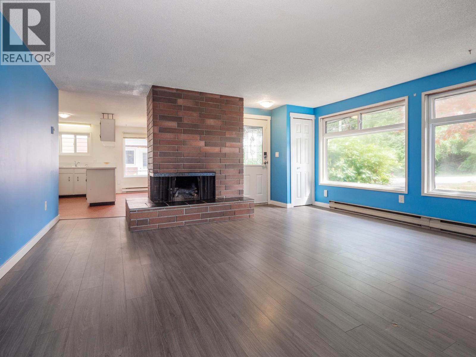 5750 Spindrift Street, Sechelt, British Columbia  V0N 3A0 - Photo 2 - R3121739