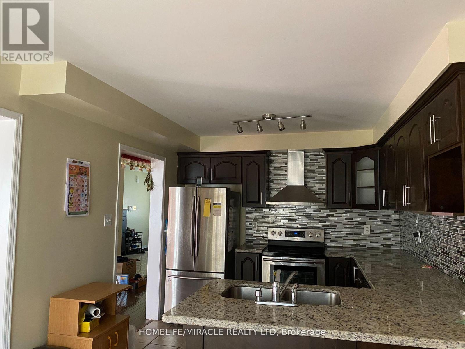 7419 Magistrate Terrace, Brampton, Ontario  L5W 1K9 - Photo 4 - W13108758