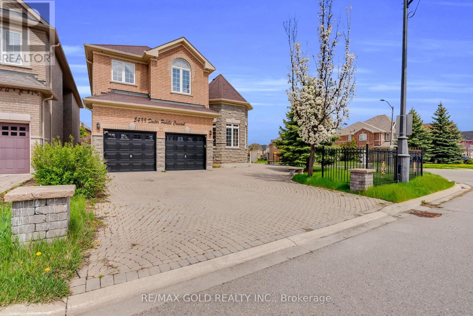 5499 Doctor Peddle Crescent, Mississauga, Ontario  L5M 0K7 - Photo 4 - W13106932