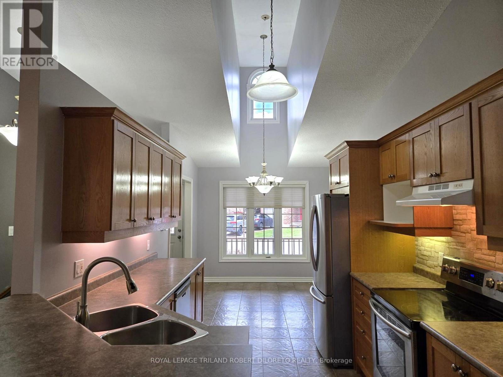 5 - 5 Foxhollow Drive, Thames Centre, Ontario  N0L 1G3 - Photo 4 - X12986638