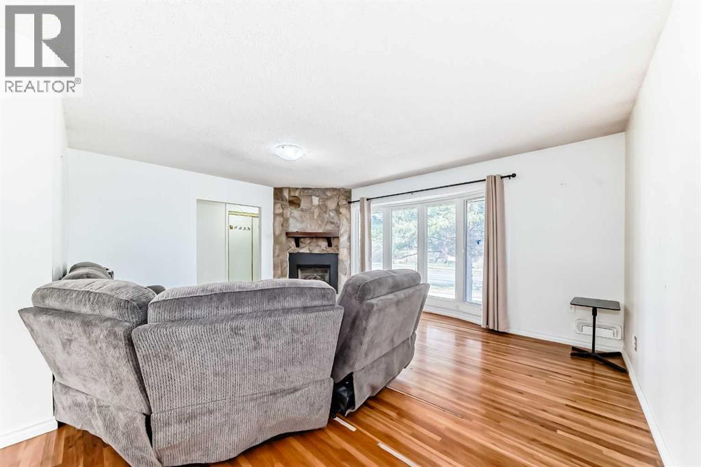 2215 37 Street SW, Calgary, Alberta  T3A 3A5 - Photo 3 - A2308381