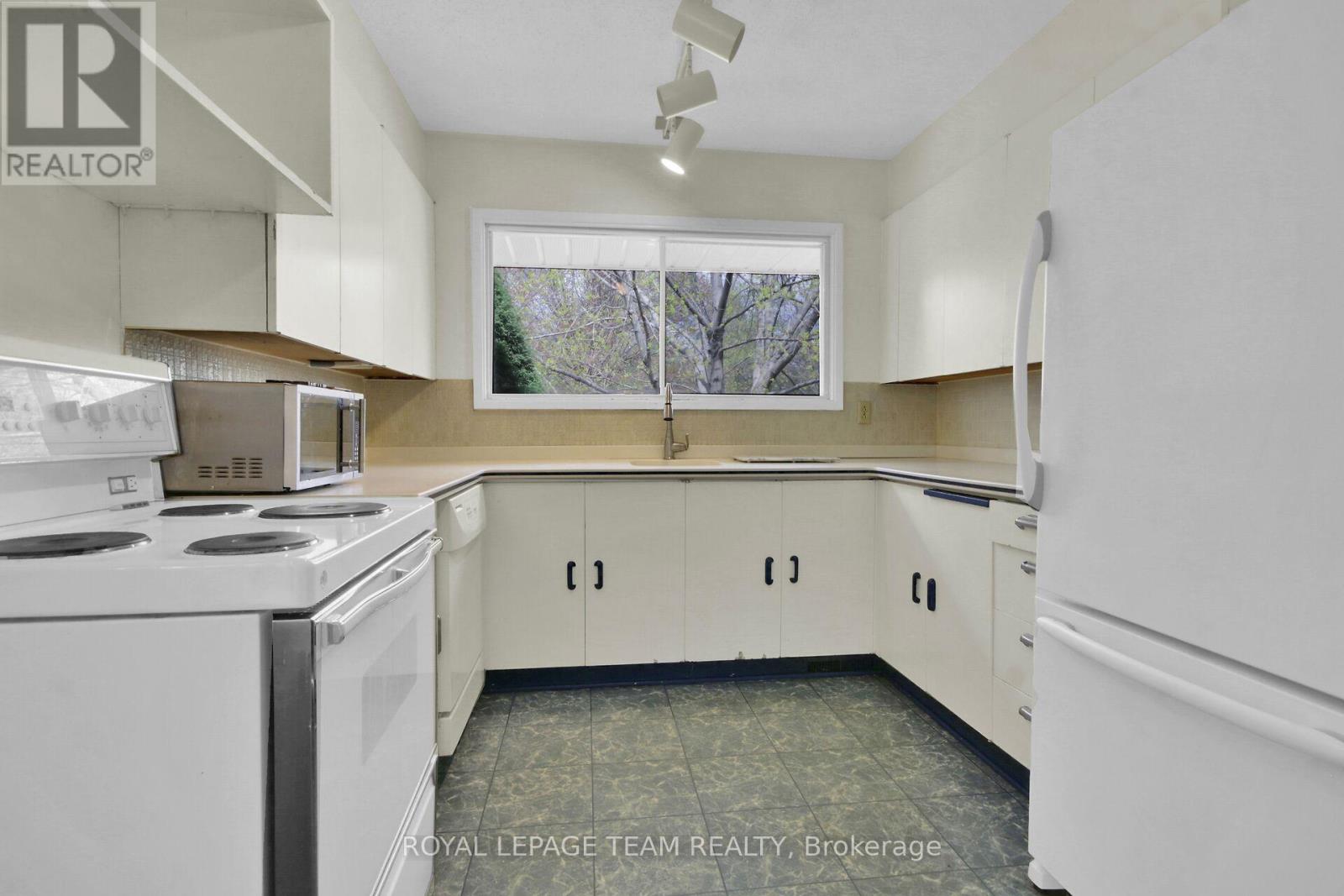 2 Aleutian Road, Ottawa, Ontario  K2H 7C8 - Photo 10 - X13108884