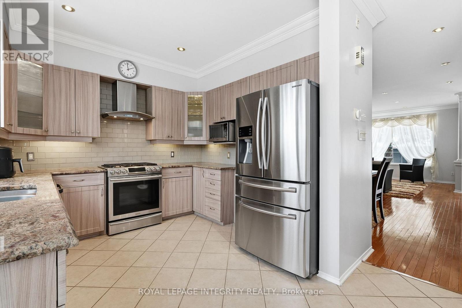 2104 Sandy Oaks Drive, Ottawa, Ontario  K1W 1H5 - Photo 12 - X12848580