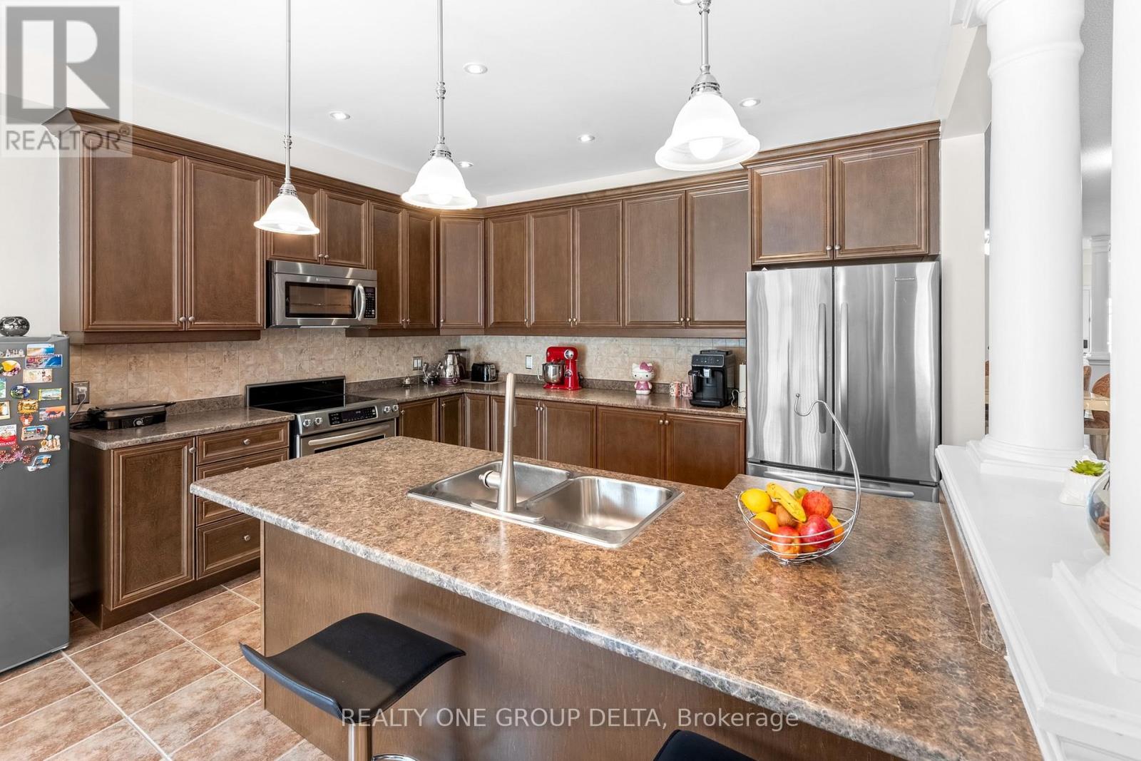 8 Charlemagne Avenue, Barrie, Ontario  L4M 0A9 - Photo 12 - S13109100