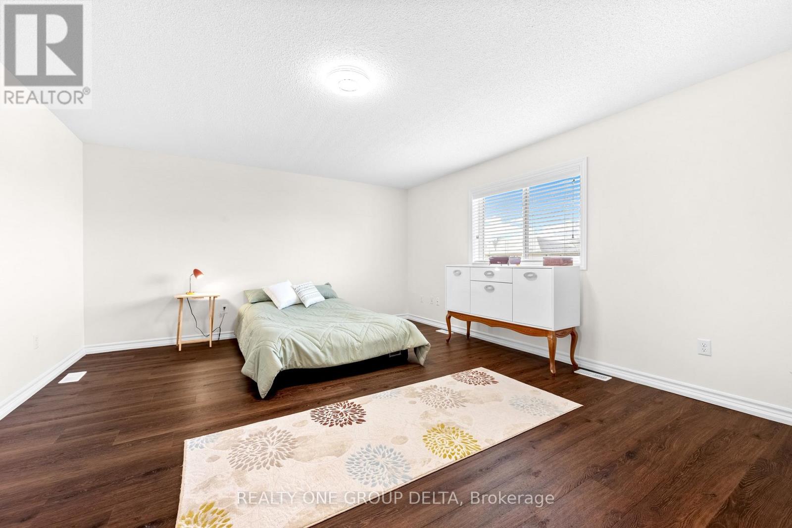 8 Charlemagne Avenue, Barrie, Ontario  L4M 0A9 - Photo 19 - S13109100