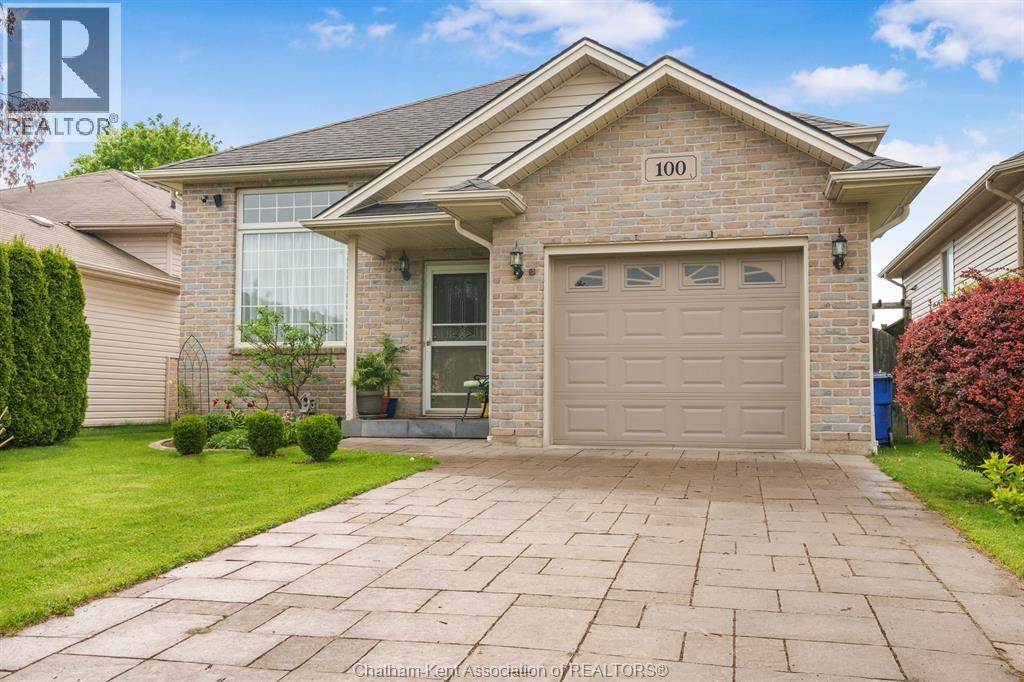 MLS# 26010574: 100 Manning DRIVE, Chatham, Canada