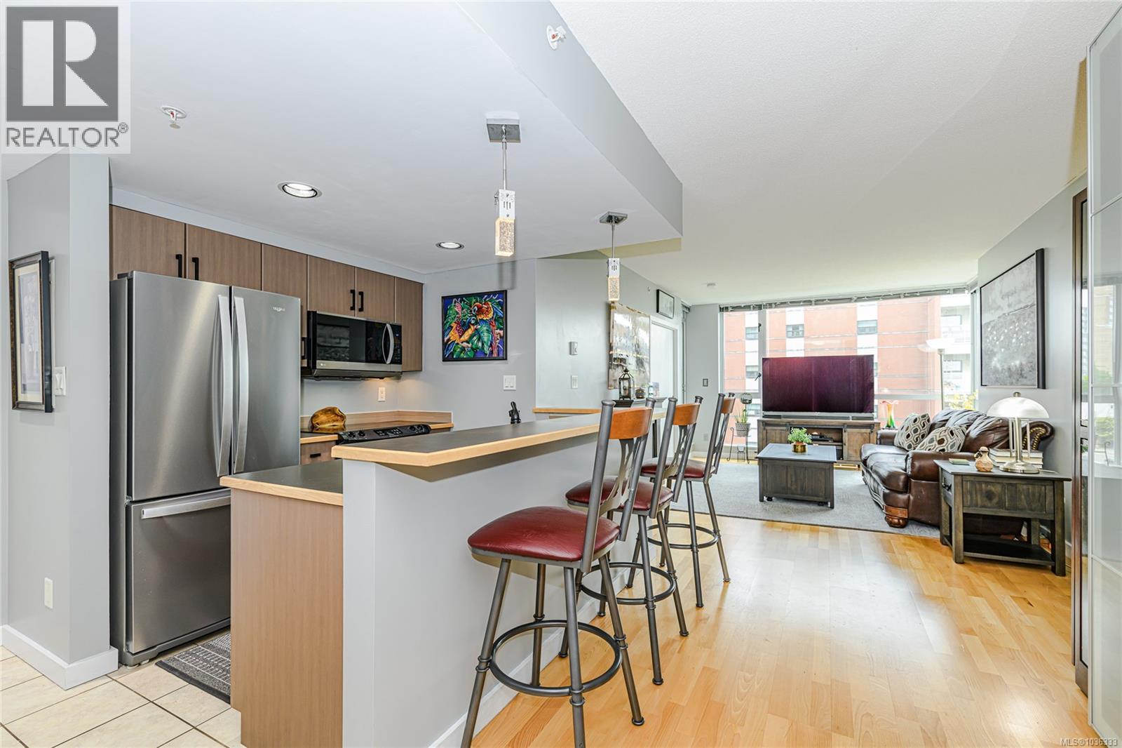 705 732 Cormorant St, Victoria, British Columbia  V8W 1P8 - Photo 2 - 1036333