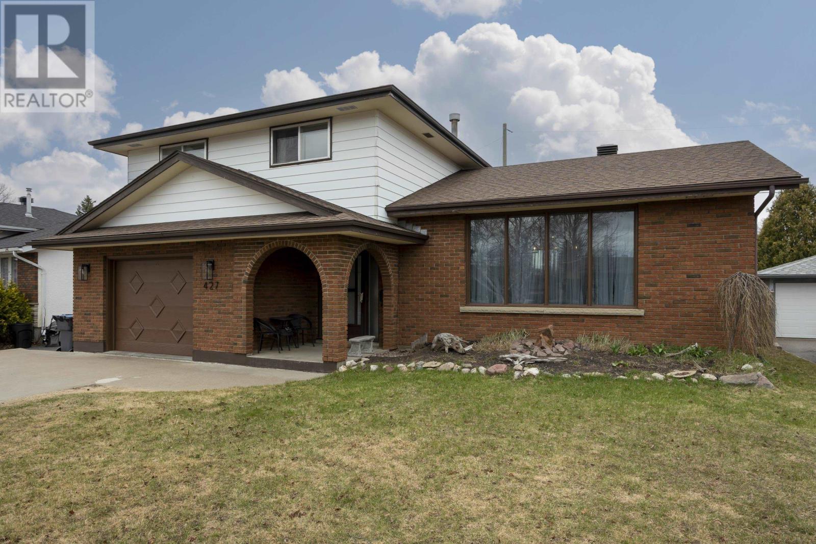 427 Frontenac BAY, Thunder Bay, Ontario