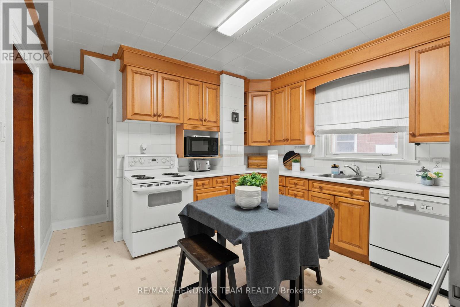 70 Carleton Street N, Thorold, Ontario  L2V 2A7 - Photo 12 - X13109234