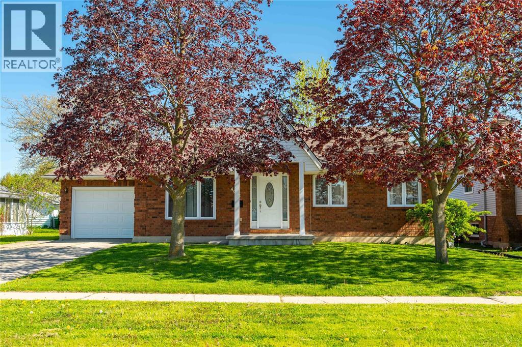 4076 Maple Street, Petrolia, Ontario  N0N 1R0 - Photo 1 - 26010633