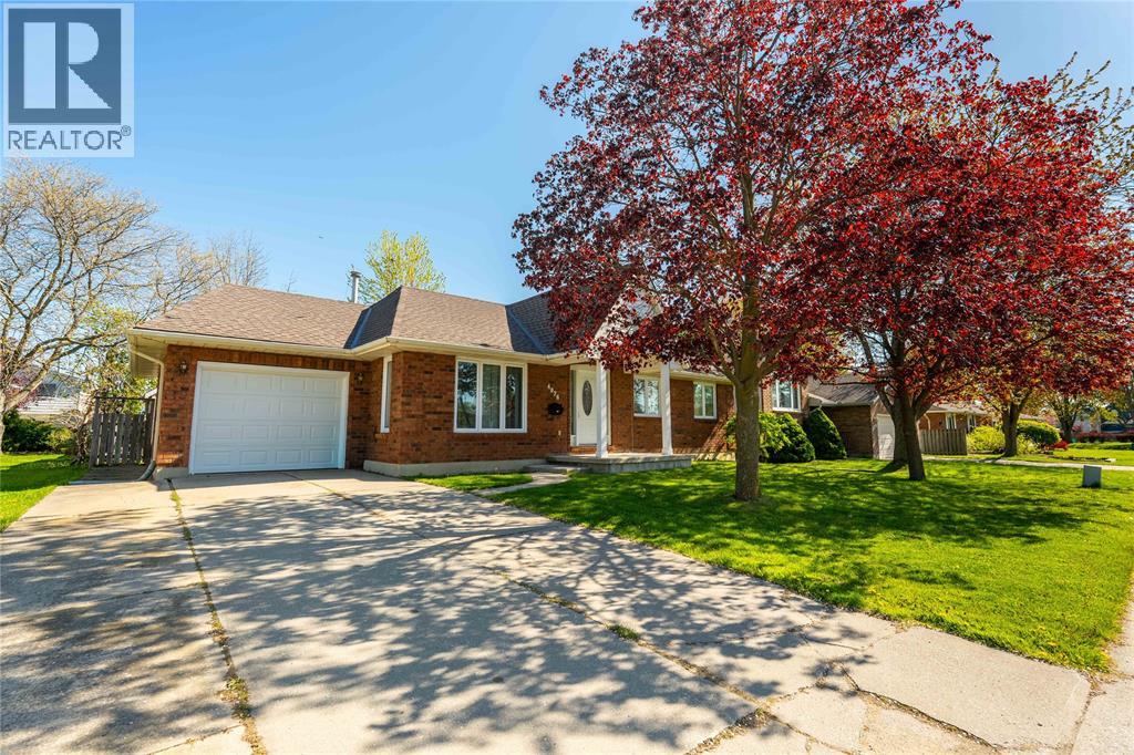 4076 Maple Street, Petrolia, Ontario  N0N 1R0 - Photo 2 - 26010633