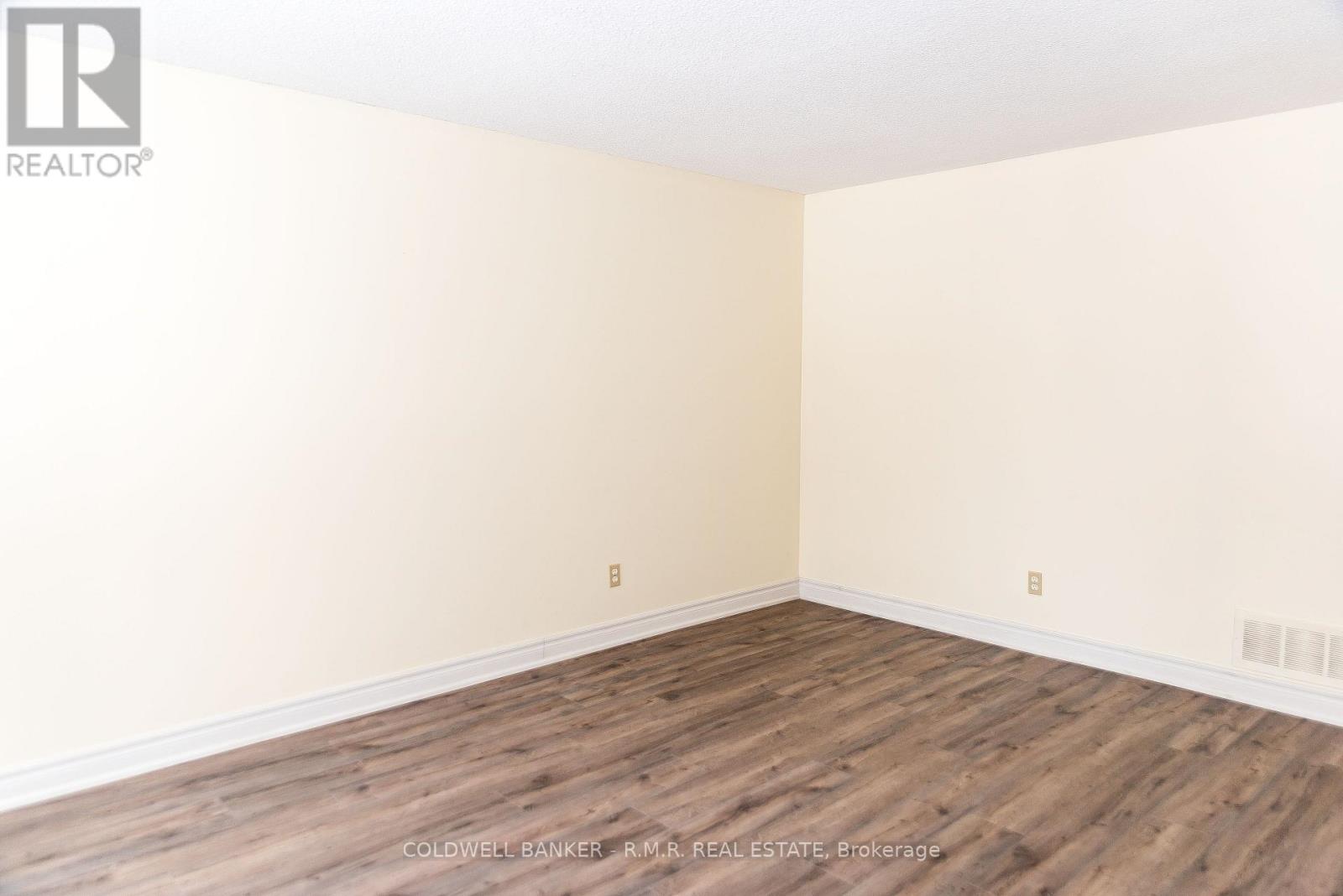 11 Foster Crescent, Whitby, Ontario  L1R 1W1 - Photo 4 - E13109314