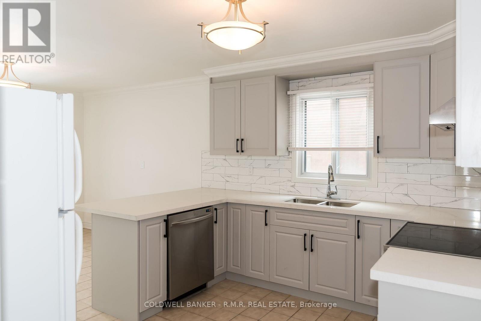 11 Foster Crescent, Whitby, Ontario  L1R 1W1 - Photo 9 - E13109314