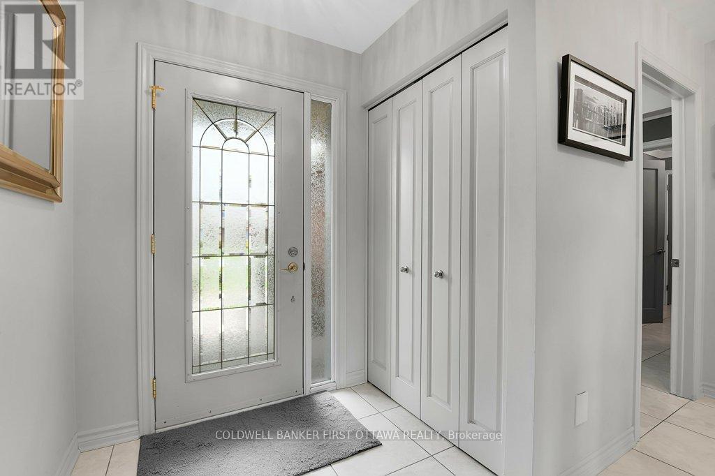 1592 Zachary Street, Ottawa, Ontario  K1C 6C6 - Photo 3 - X13109296