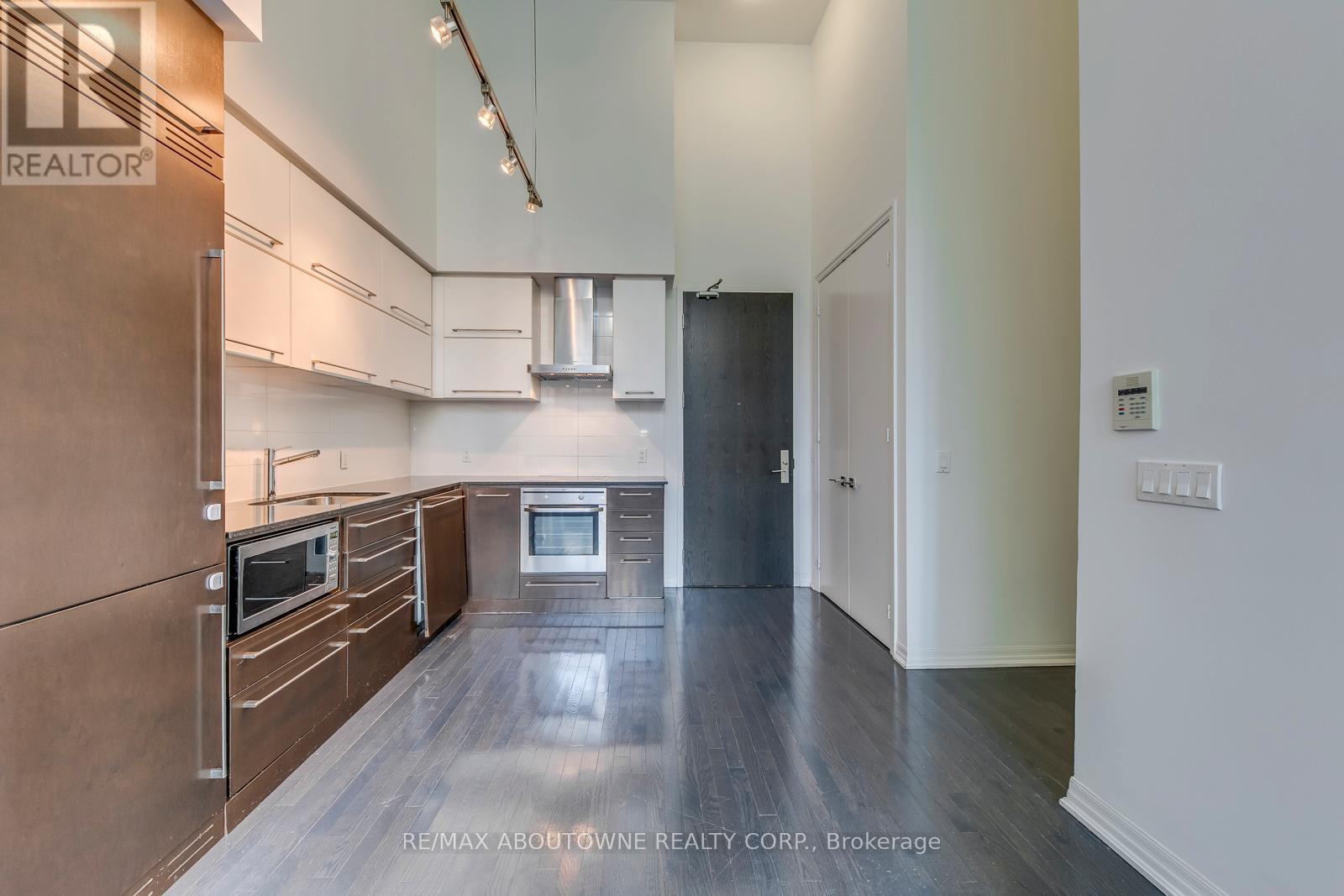 202 - 770 Bay Street, Toronto, Ontario  M5G 1N6 - Photo 3 - C13109332
