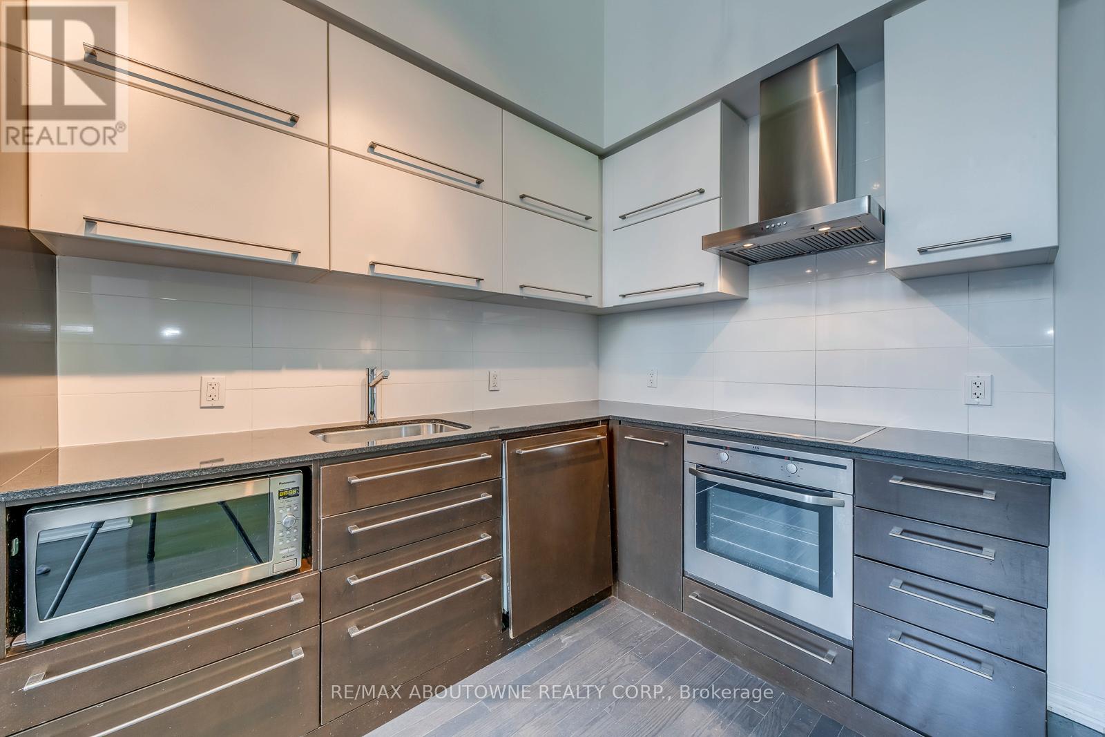 202 - 770 Bay Street, Toronto, Ontario  M5G 1N6 - Photo 5 - C13109332