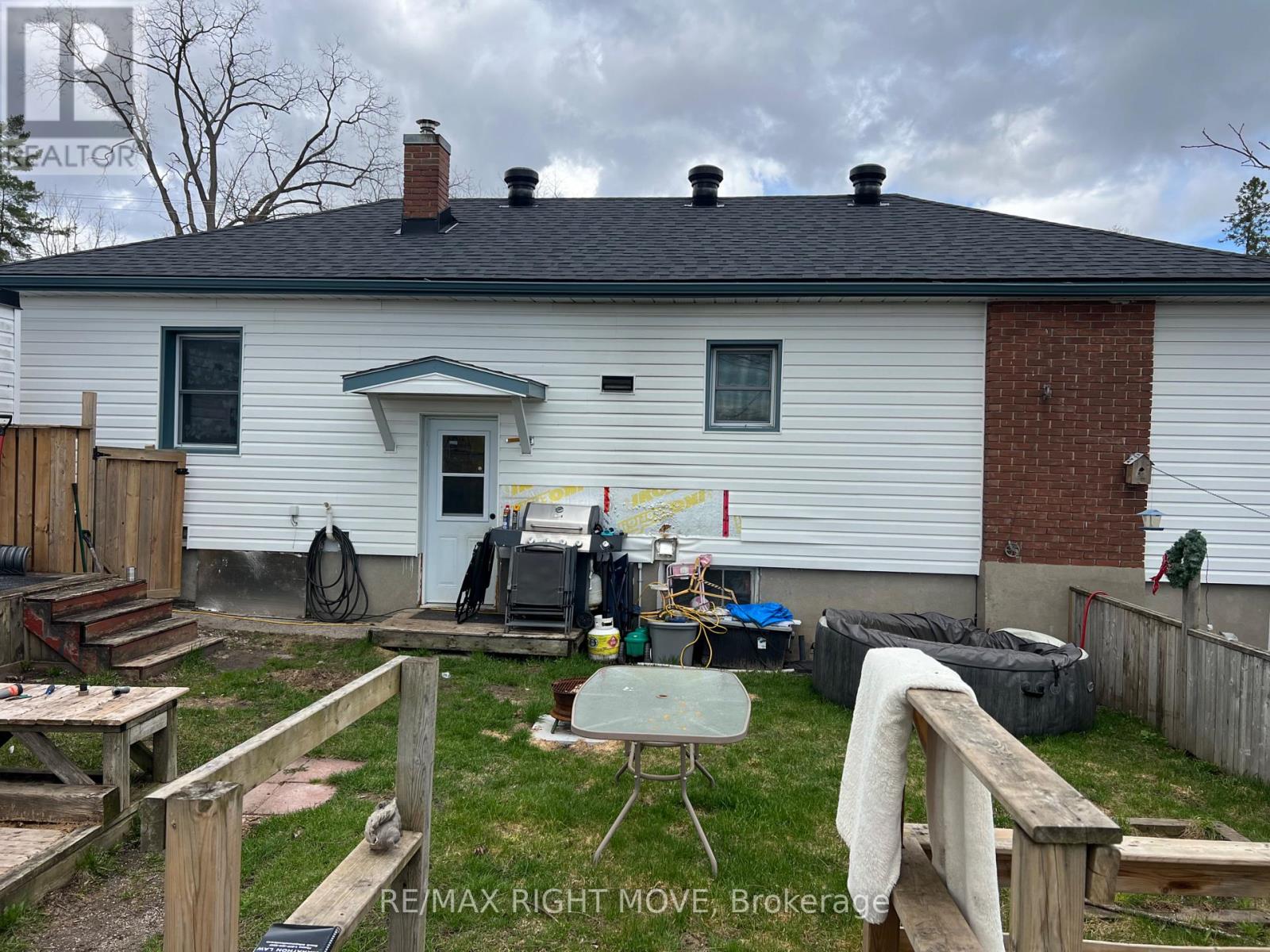 243 Mckinnell Street, Orillia, Ontario  L3V 2W5 - Photo 2 - S13109318