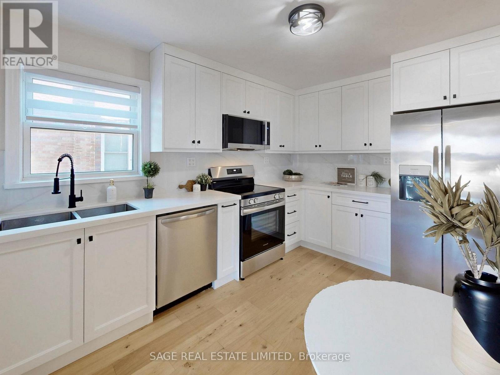 8 LOMBARDY CRESCENT, Toronto, Ontario