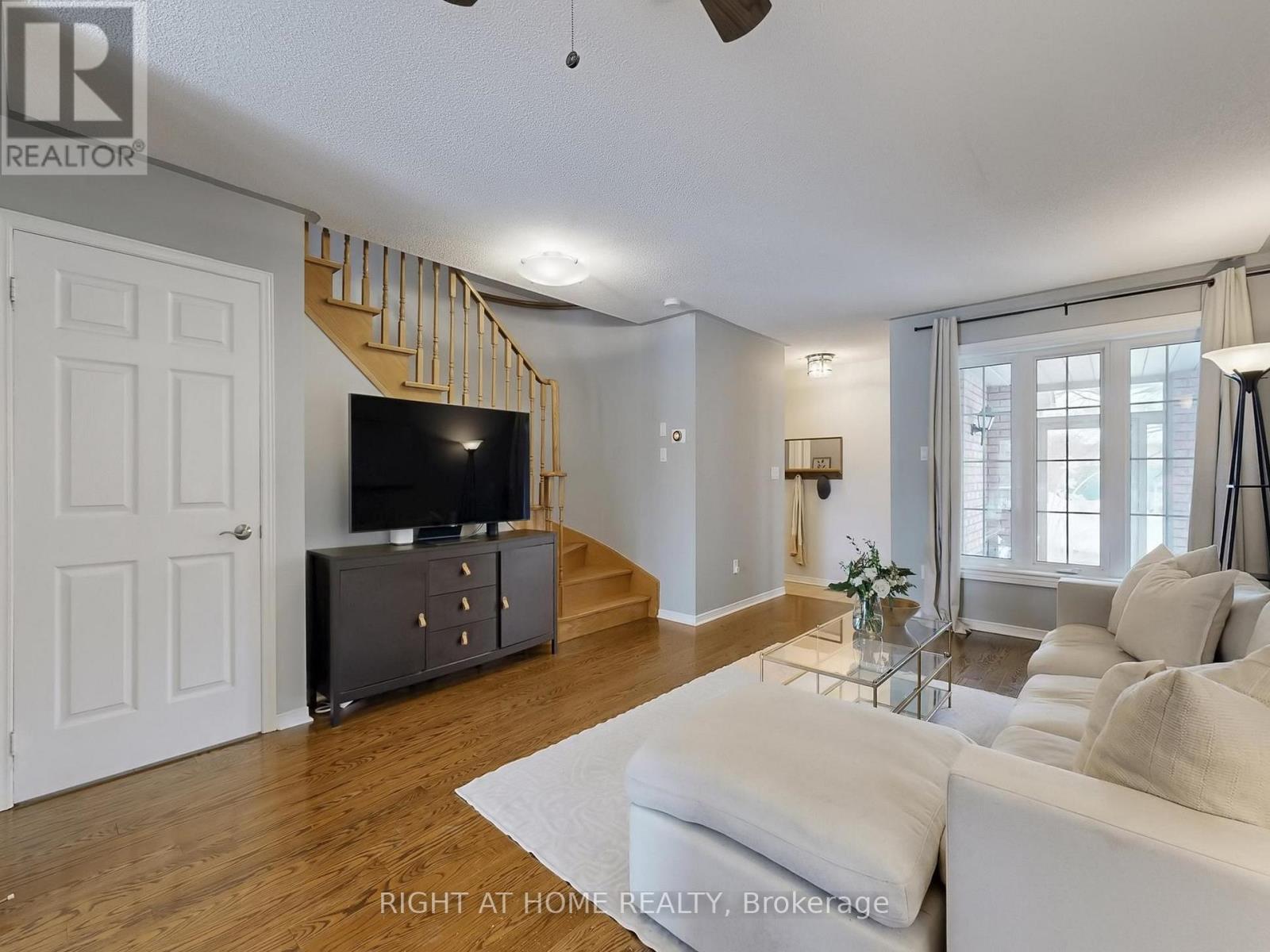605 Willowick Drive, Newmarket, Ontario  L3X 2A9 - Photo 5 - N13109558