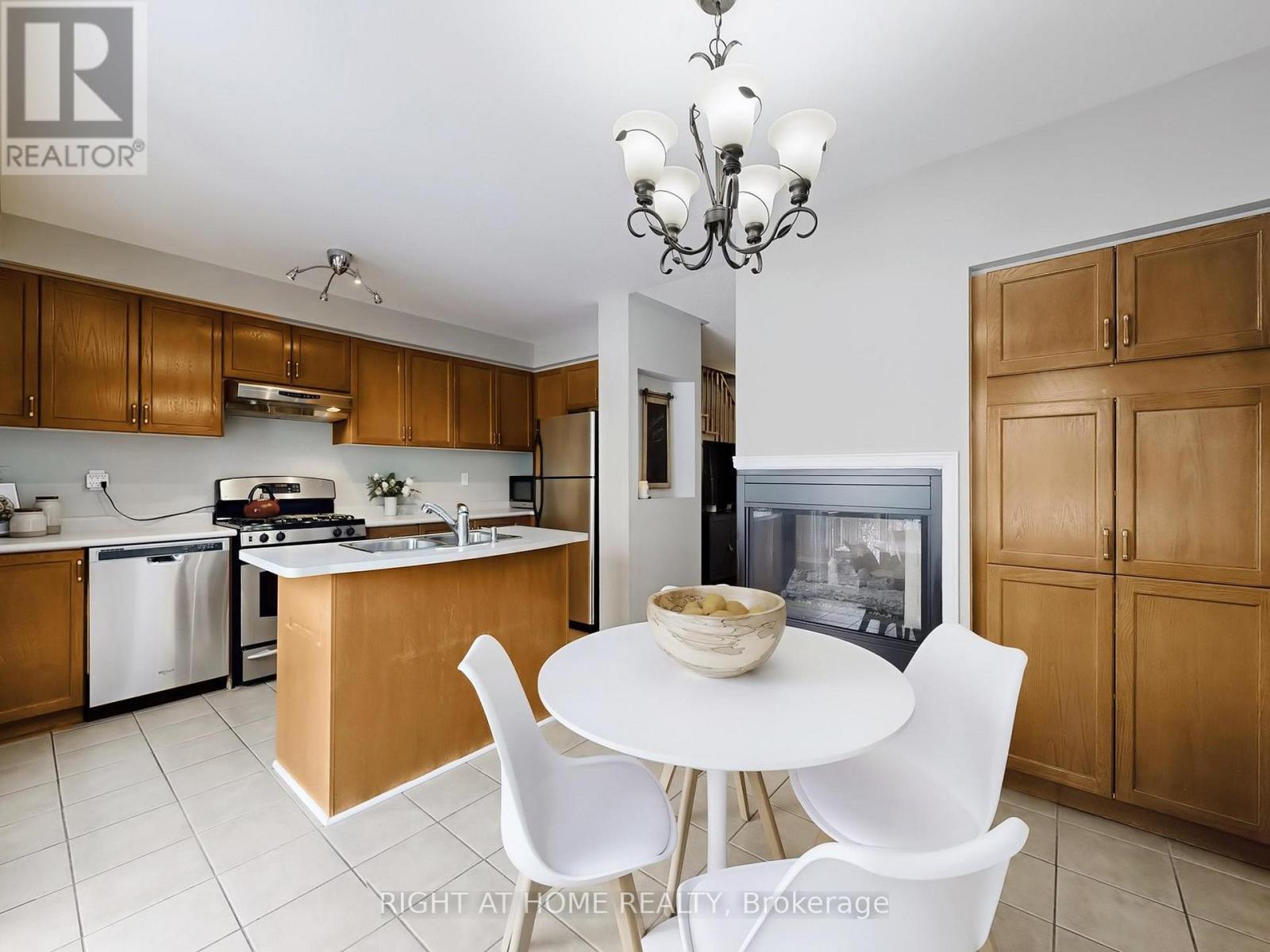 605 Willowick Drive, Newmarket, Ontario  L3X 2A9 - Photo 7 - N13109558