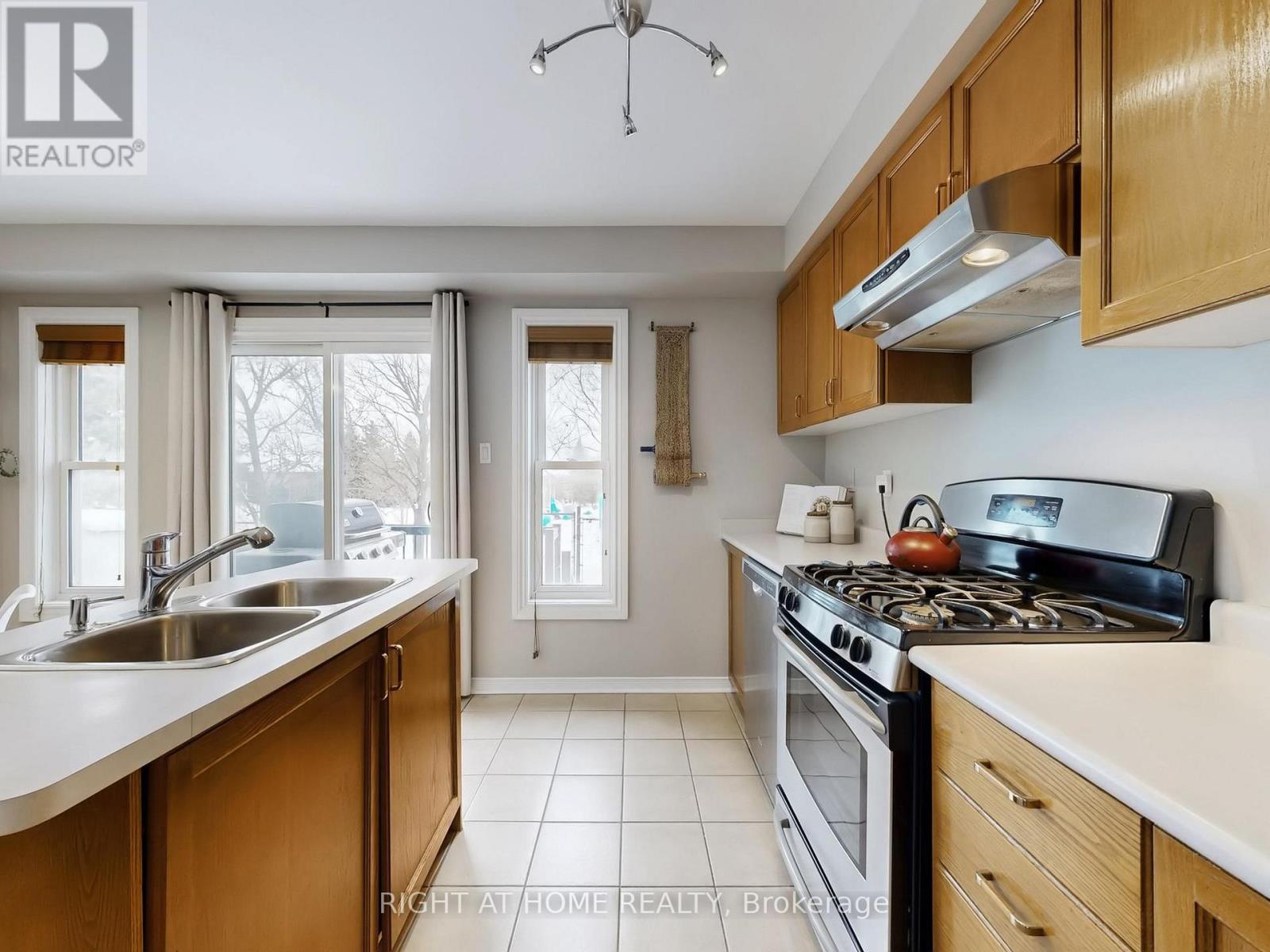 605 Willowick Drive, Newmarket, Ontario  L3X 2A9 - Photo 9 - N13109558