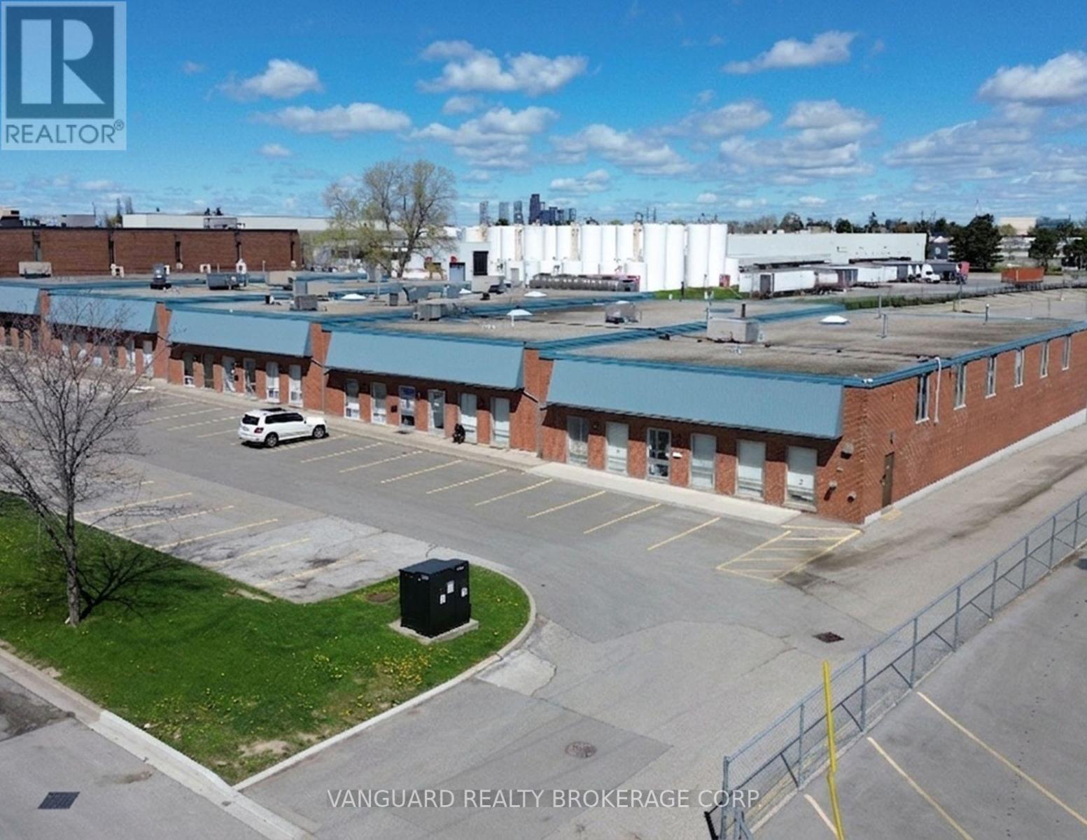 102 Martin Ross Avenue, Toronto, Ontario  M3J 2L4 - Photo 2 - W12478097