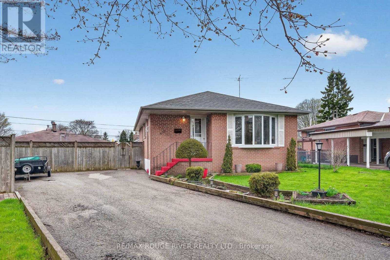 812 Bem Avenue, Pickering, Ontario  L1W 1X1 - Photo 3 - E13109658