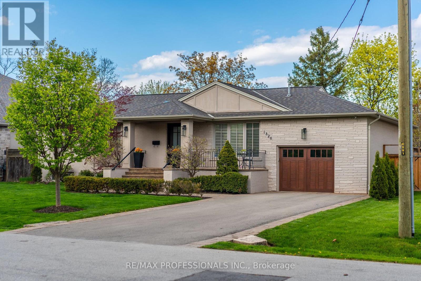 1326 Stanbury Road, Oakville, Ontario  L6L 2J4 - Photo 2 - W13109662