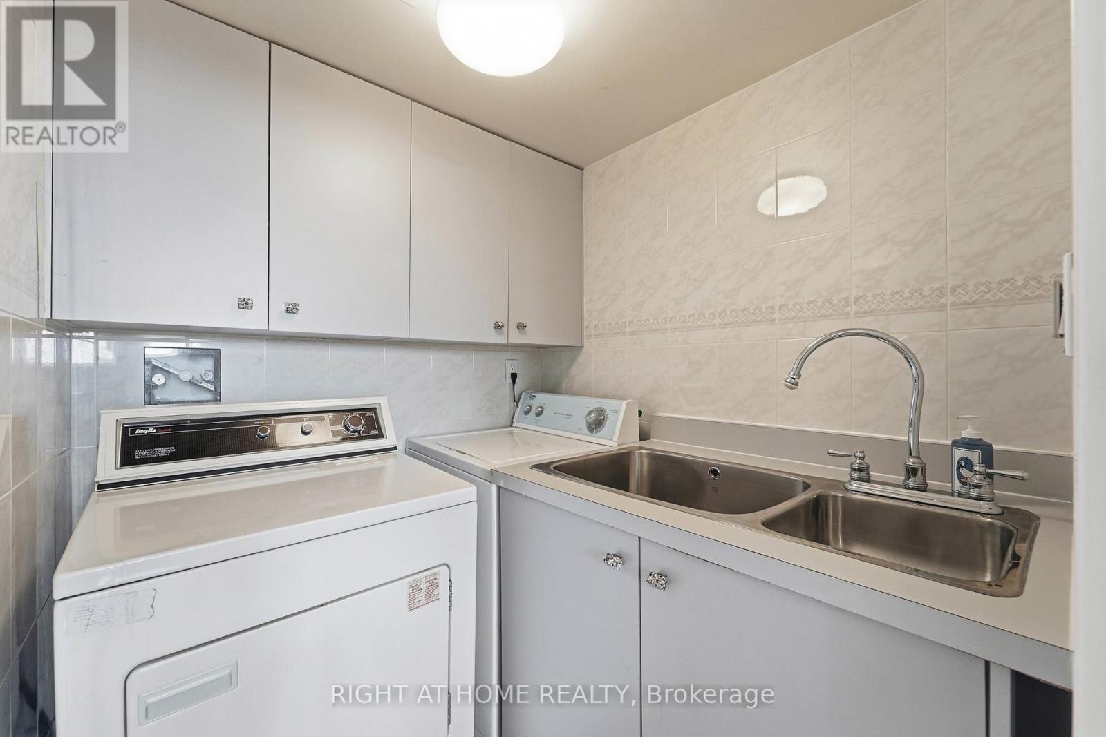 2011 - 240 Scarlett Road, Toronto, Ontario  M6N 4X4 - Photo 15 - W13109714