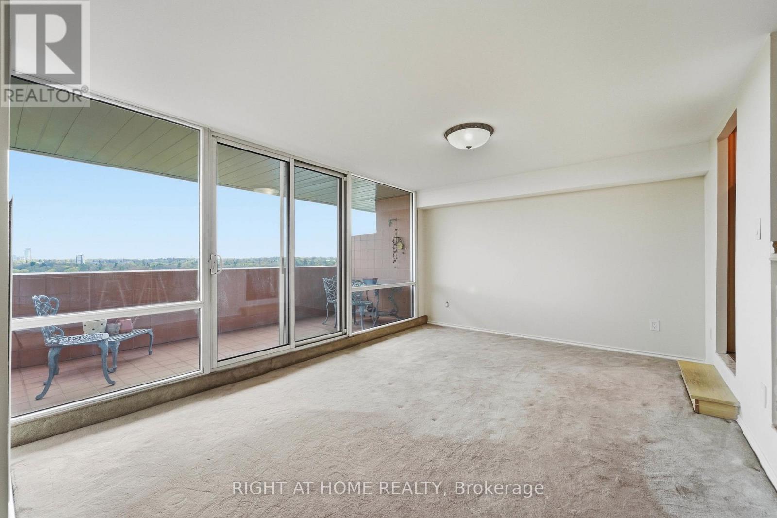 2011 - 240 Scarlett Road, Toronto, Ontario  M6N 4X4 - Photo 4 - W13109714