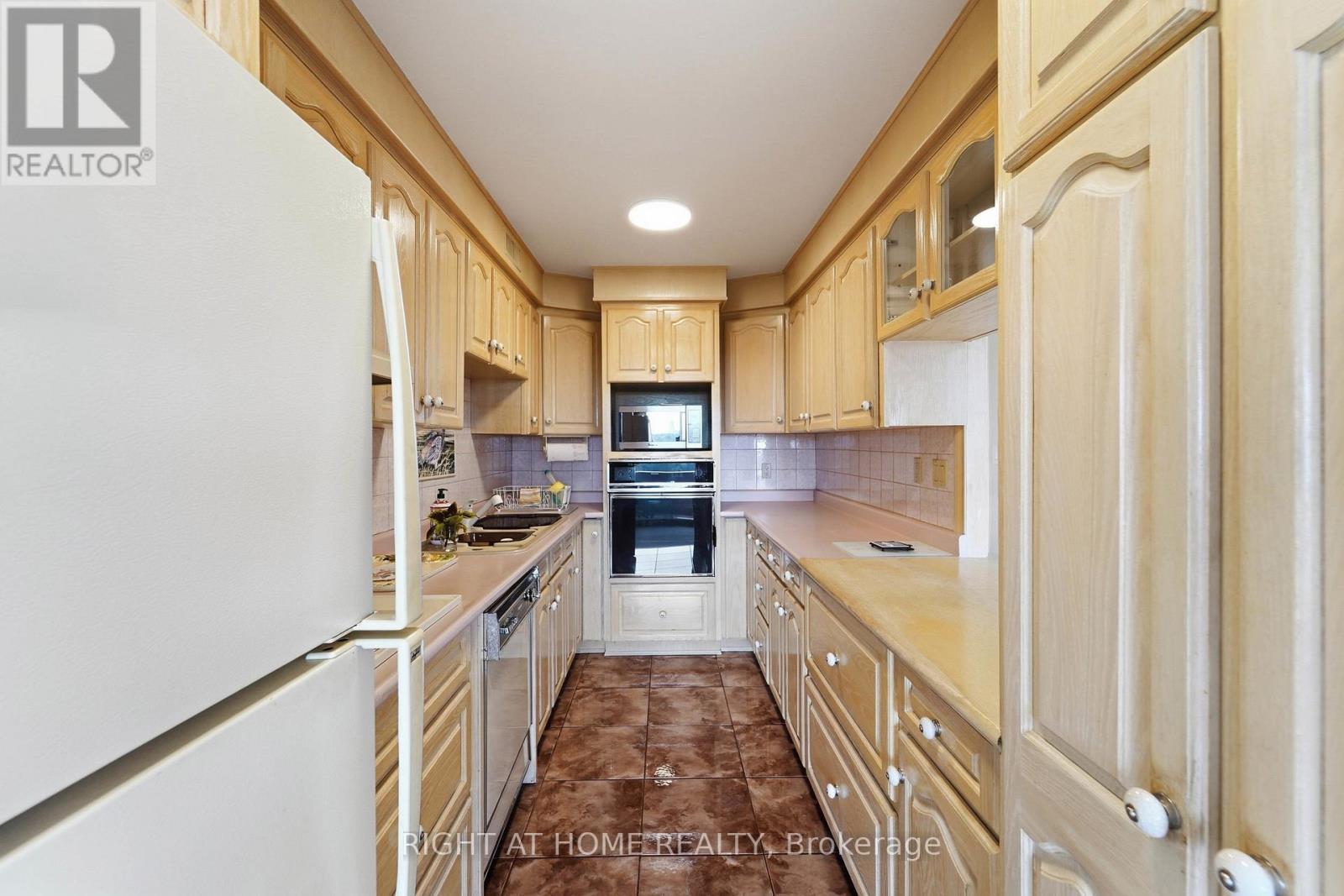 2011 - 240 Scarlett Road, Toronto, Ontario  M6N 4X4 - Photo 7 - W13109714