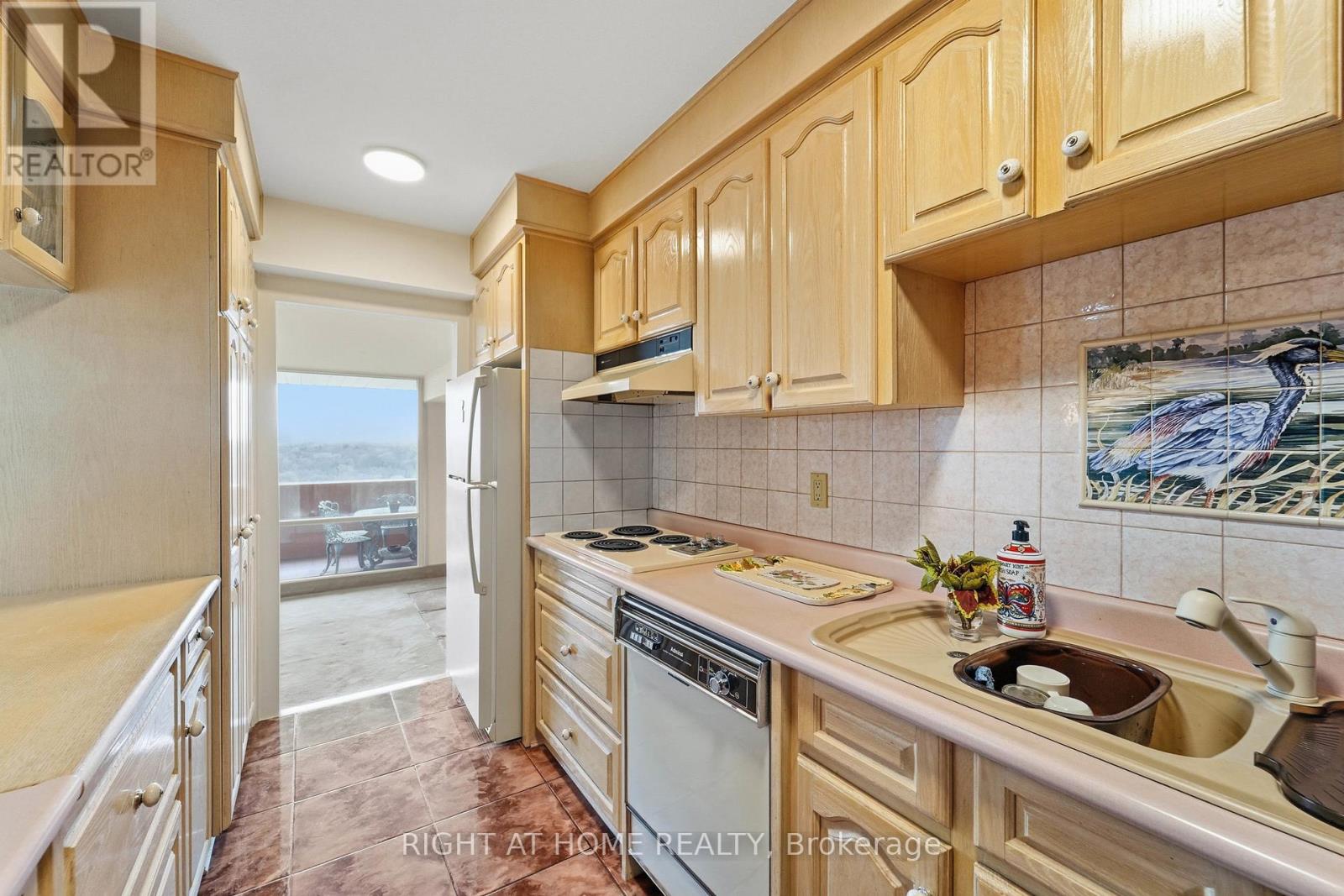 2011 - 240 Scarlett Road, Toronto, Ontario  M6N 4X4 - Photo 8 - W13109714