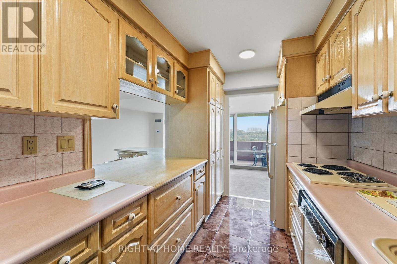 2011 - 240 Scarlett Road, Toronto, Ontario  M6N 4X4 - Photo 9 - W13109714