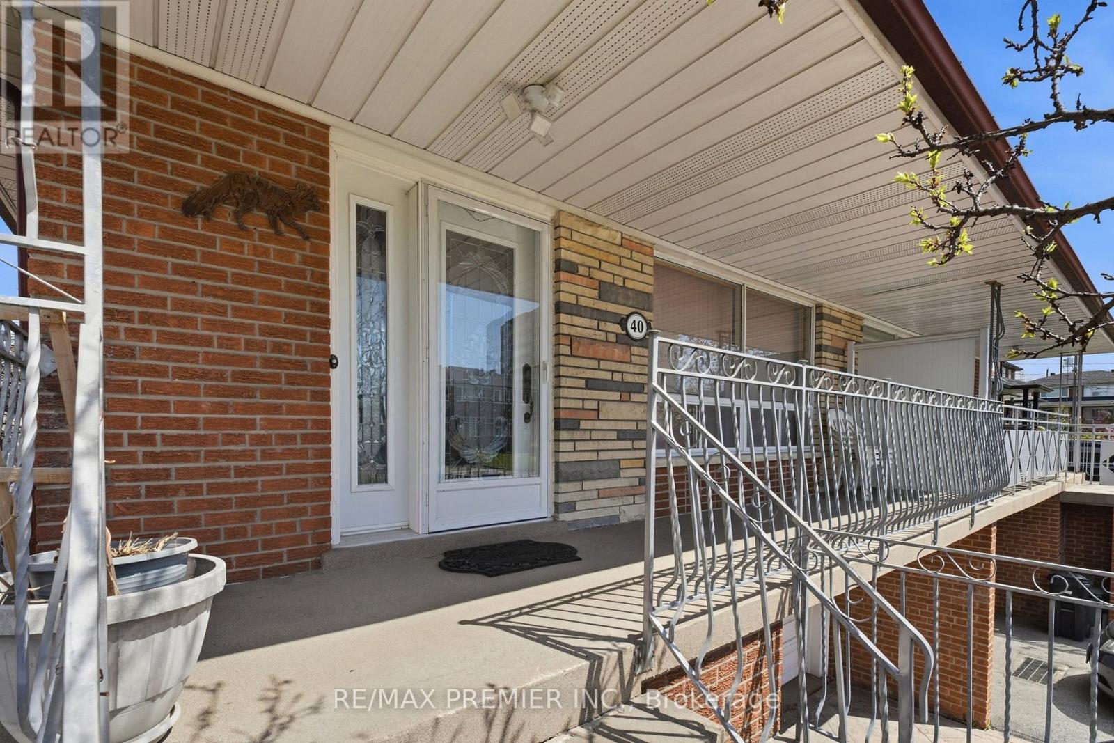 40 Donofree Road, Toronto, Ontario  M6L 2P5 - Photo 4 - W13109726