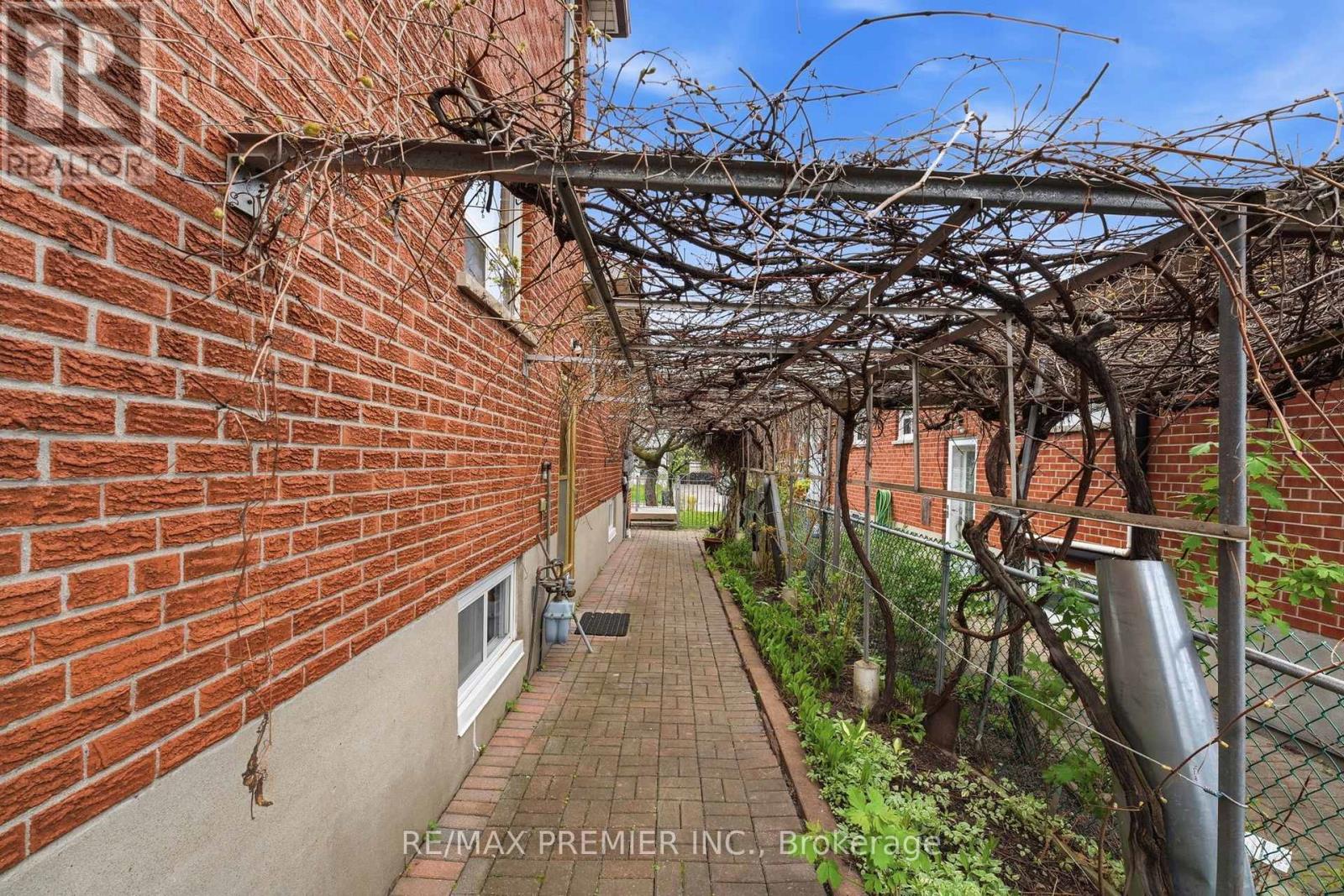 40 Donofree Road, Toronto, Ontario  M6L 2P5 - Photo 40 - W13109726
