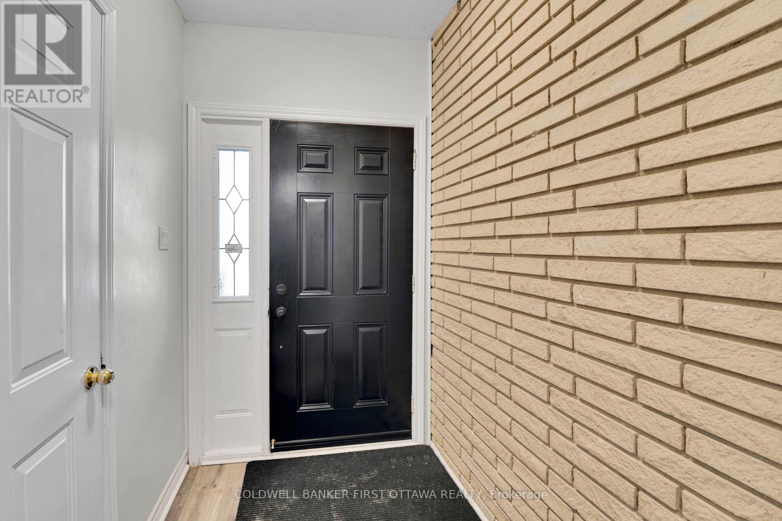 876 Balsam Drive, Ottawa, Ontario  K1E 1B5 - Photo 4 - X13109644