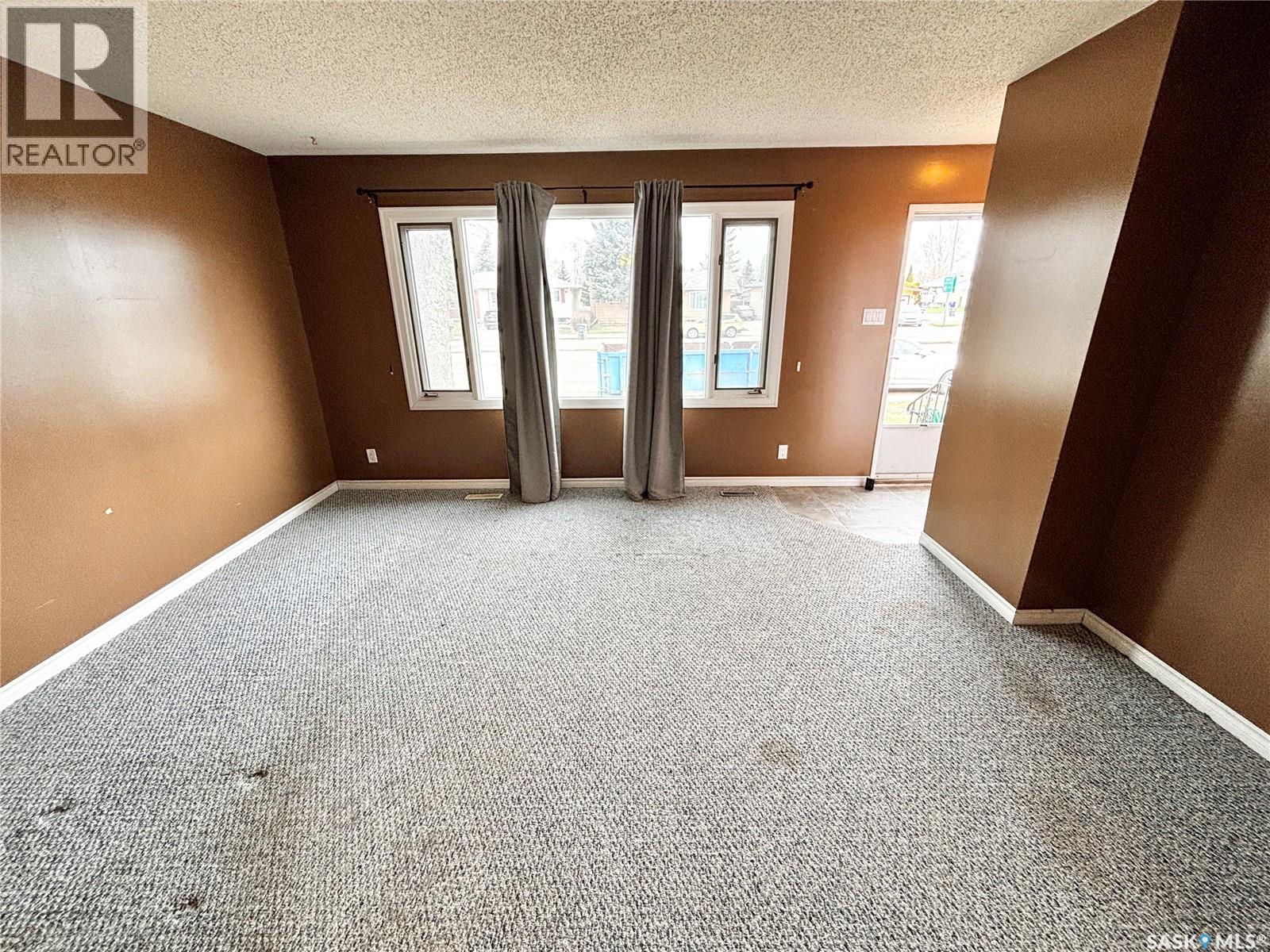 3805 Diefenbaker Drive, Saskatoon, Saskatchewan  S7L 5C6 - Photo 3 - SK035562