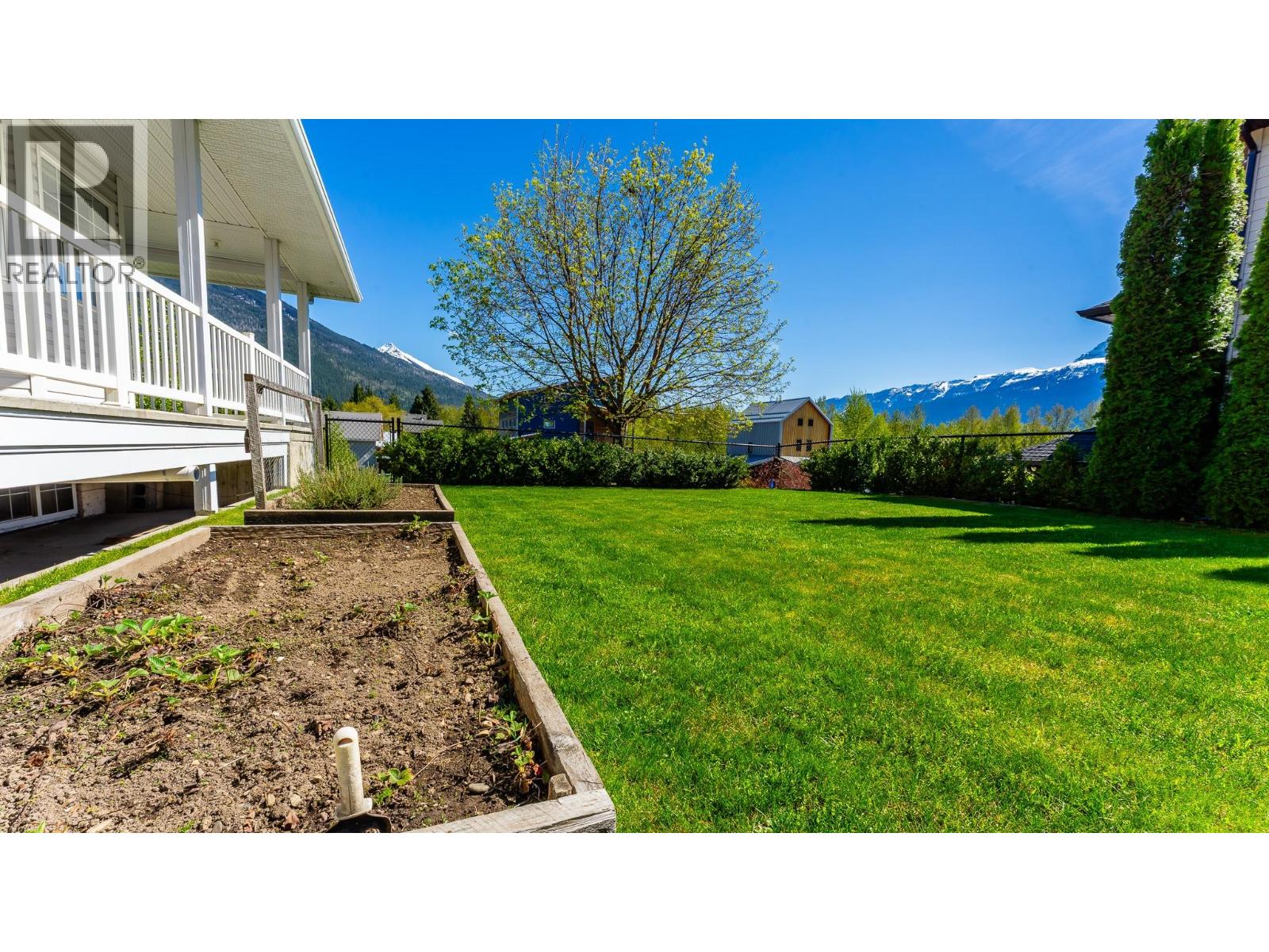 813 Eighth Street E, Revelstoke, British Columbia  V0E 2S0 - Photo 14 - 10386857