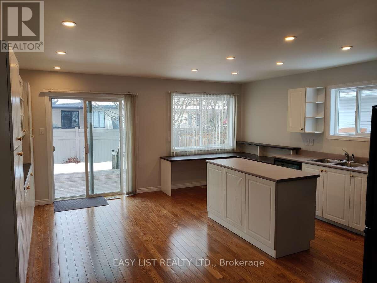 16 Fairview Crescent, Arnprior, Ontario  K7S 3V7 - Photo 3 - X12930862
