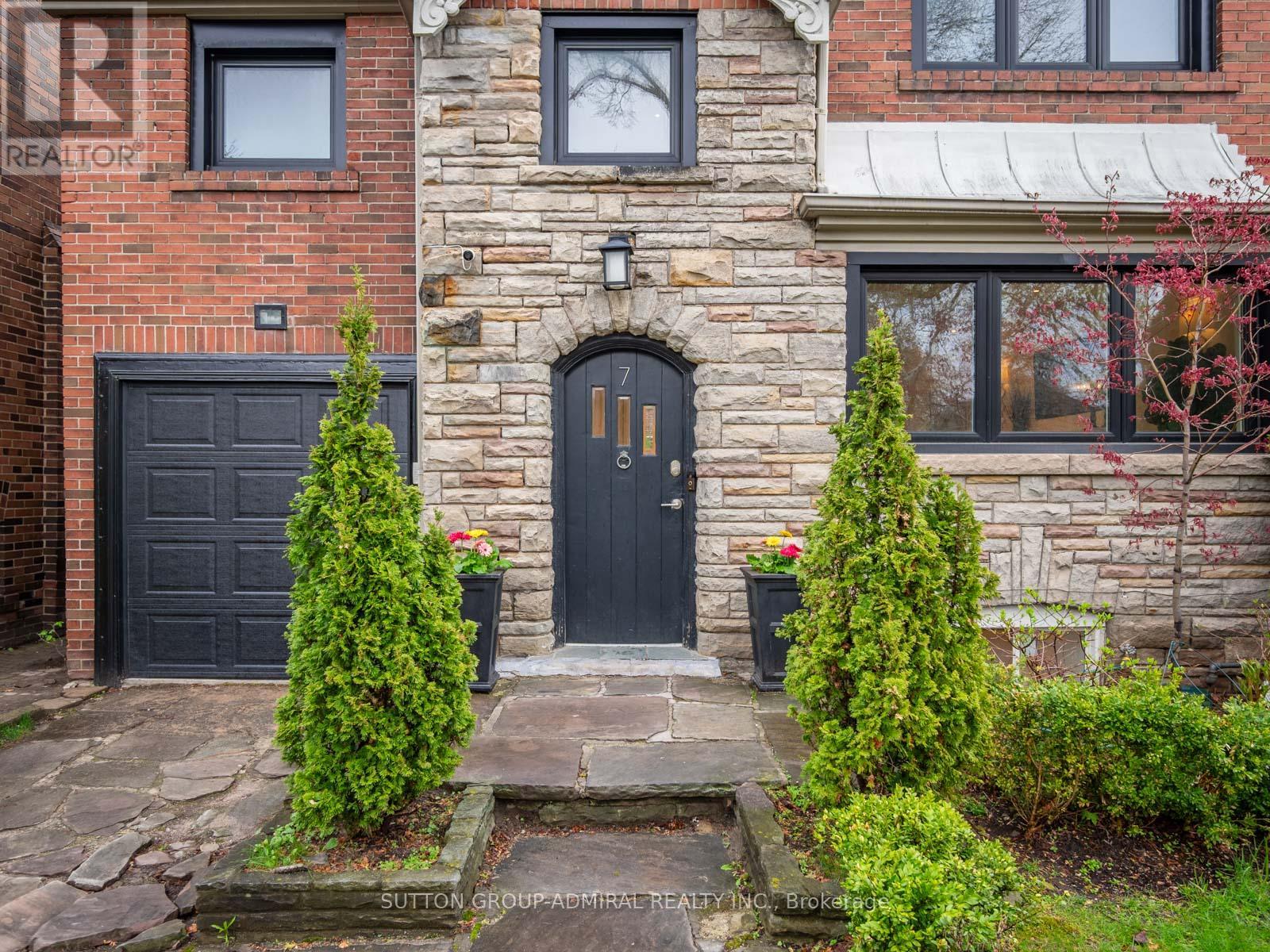 7 Glenarden Road, Toronto, Ontario  M6C 3J8 - Photo 3 - C13109810