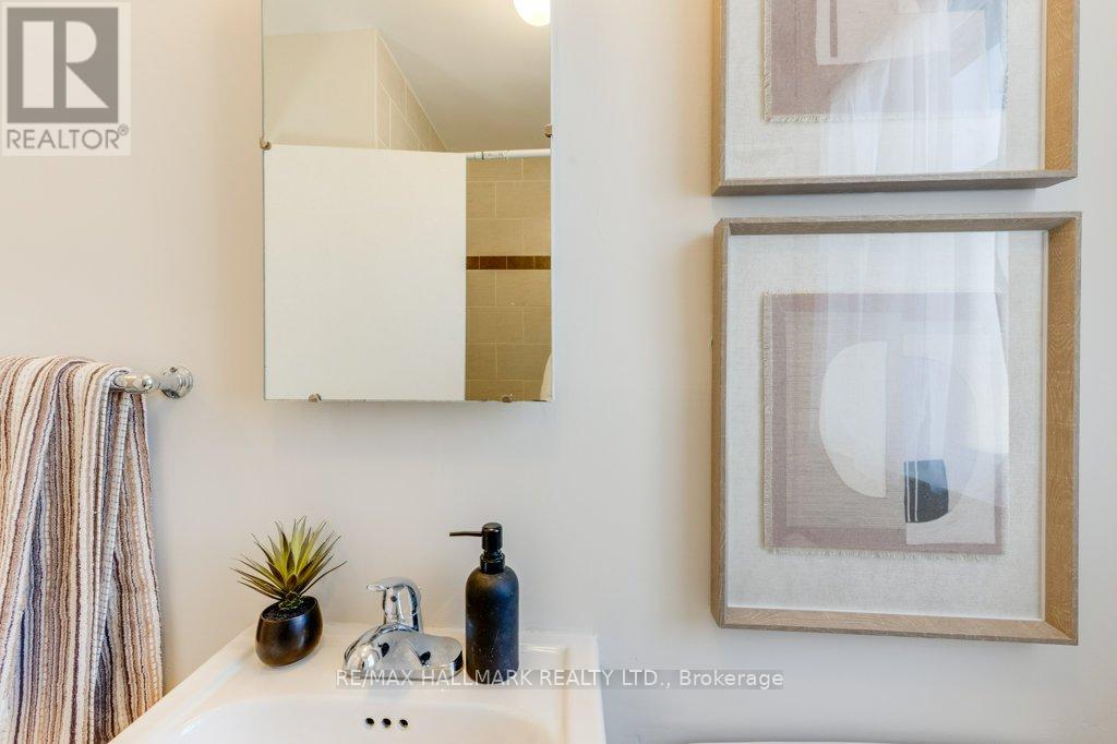 Upper - 225 Woodville Avenue, Toronto, Ontario  M4J 2R4 - Photo 19 - E13109878