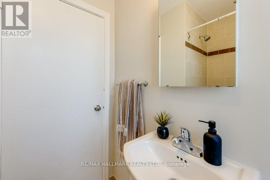 Upper - 225 Woodville Avenue, Toronto, Ontario  M4J 2R4 - Photo 20 - E13109878