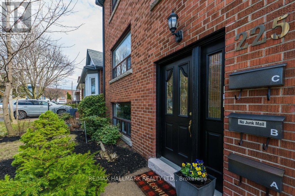 Upper - 225 Woodville Avenue, Toronto, Ontario  M4J 2R4 - Photo 39 - E13109878