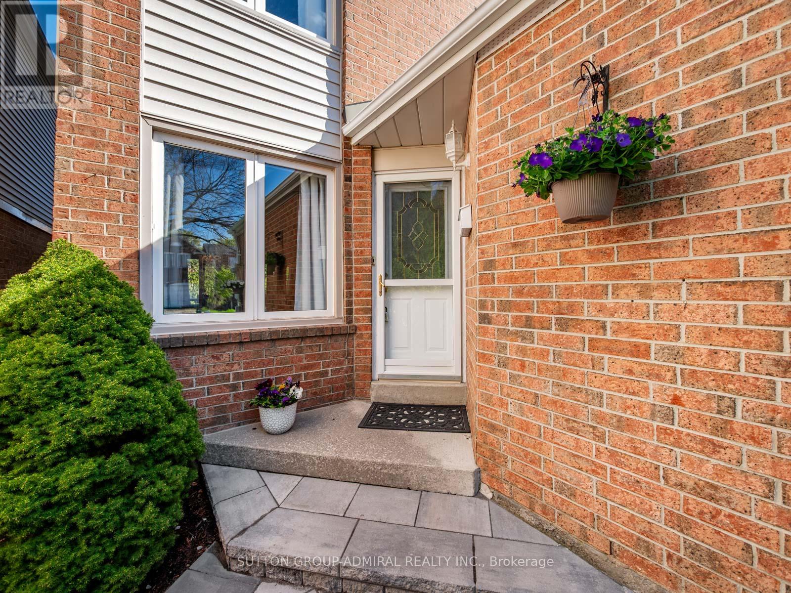 120 Glenmanor Way, Vaughan, Ontario  L4J 3E5 - Photo 2 - N13109780