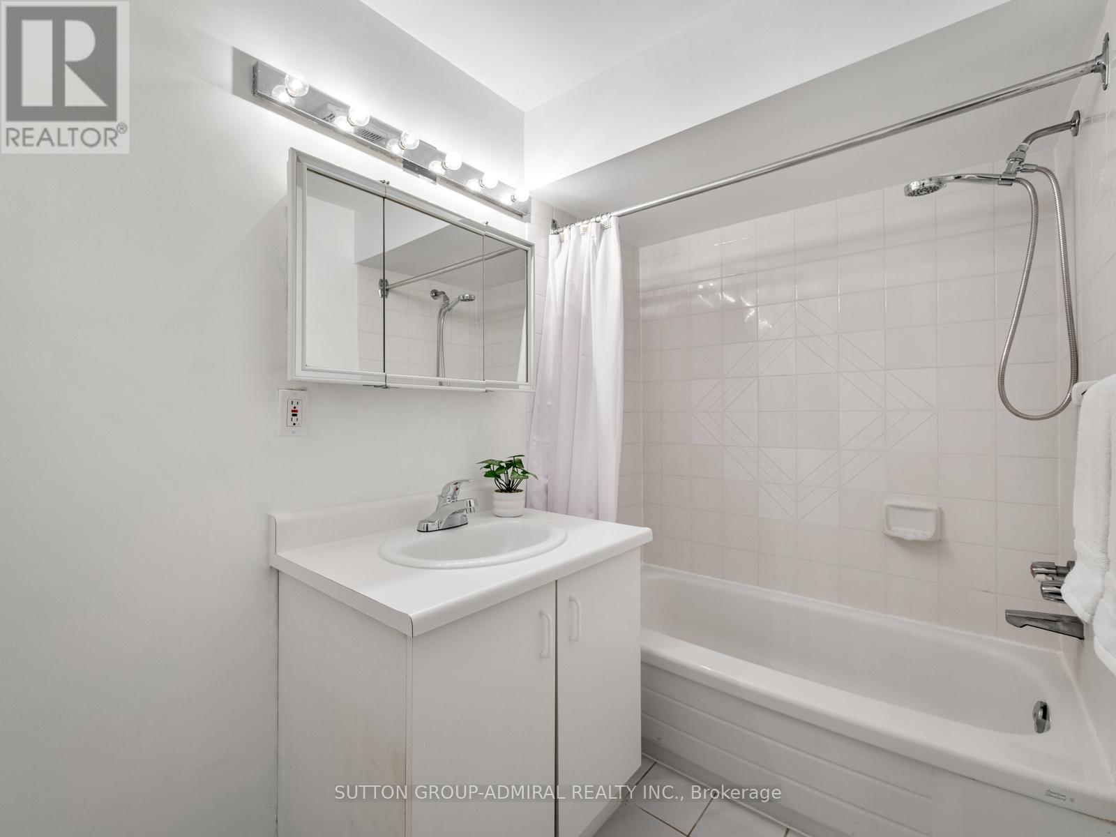 120 Glenmanor Way, Vaughan, Ontario  L4J 3E5 - Photo 25 - N13109780