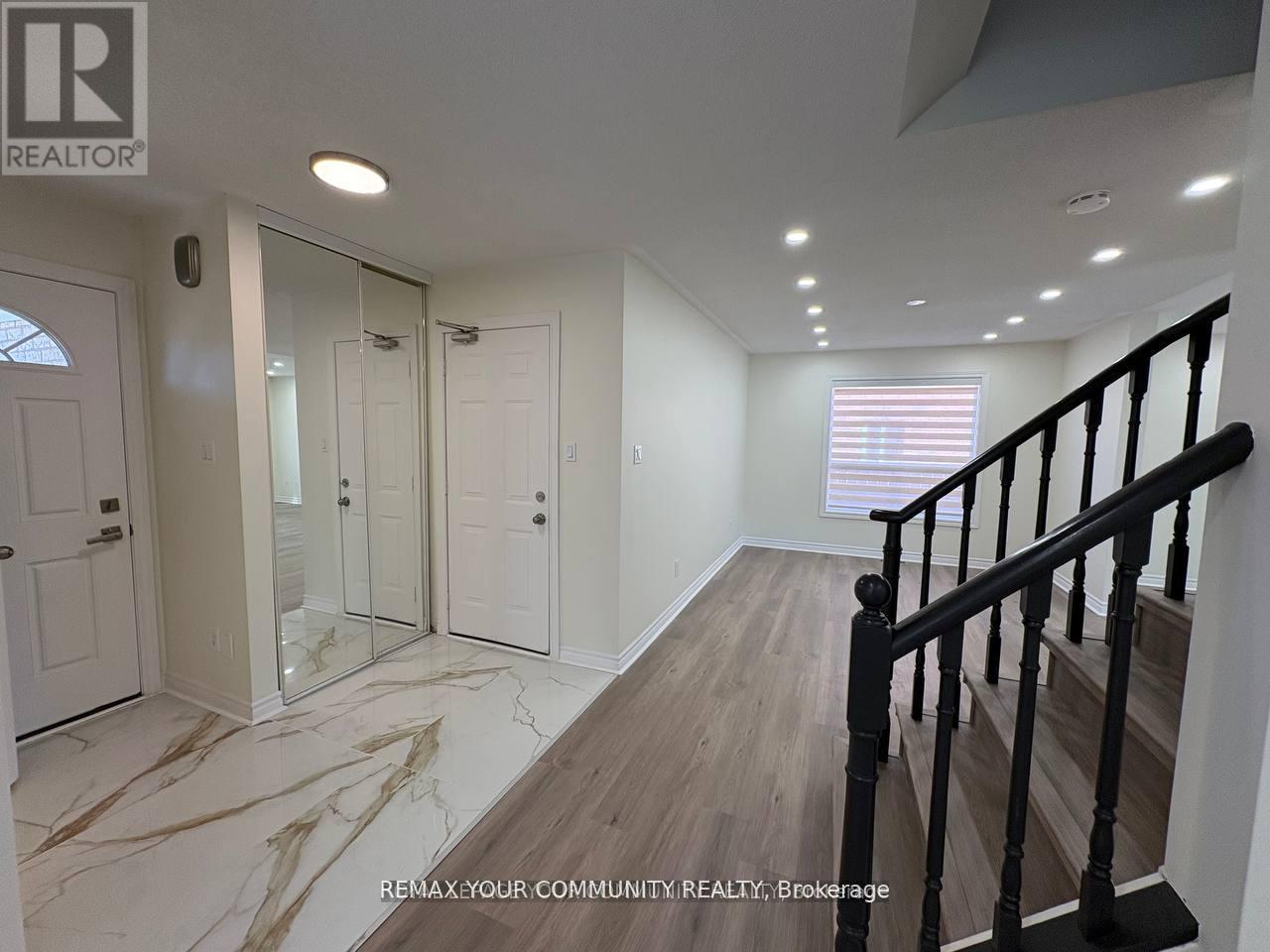 52 Stanley Street, Barrie, Ontario  L4M 6V6 - Photo 2 - S13109898
