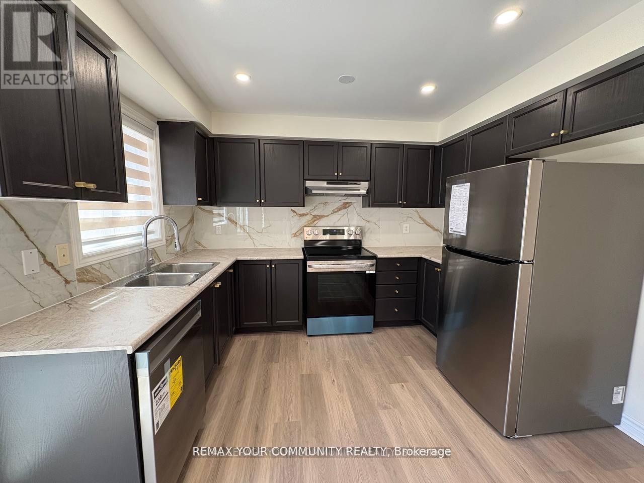 52 Stanley Street, Barrie, Ontario  L4M 6V6 - Photo 3 - S13109898